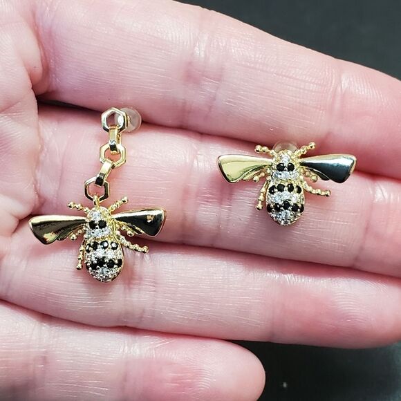 Gold tone bee earrings - Picture 2 of 7